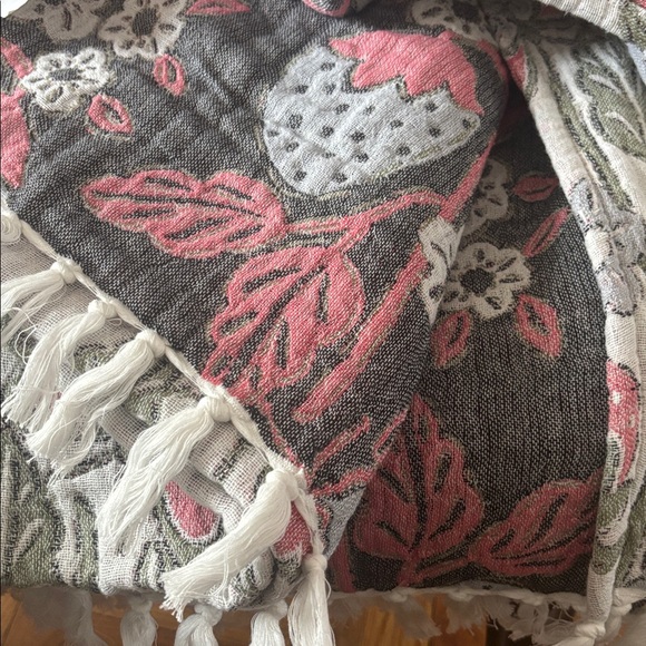 Envogue Dreamy Cotton Gauze Throw Blanket Quilt Strawberry Floral Print 50x60” - Picture 8 of 10